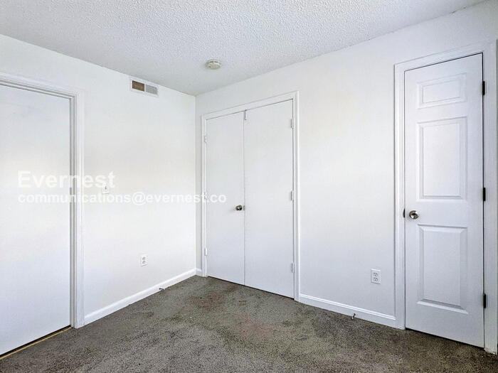 Building Photo - 1011 Fallcrest Ct