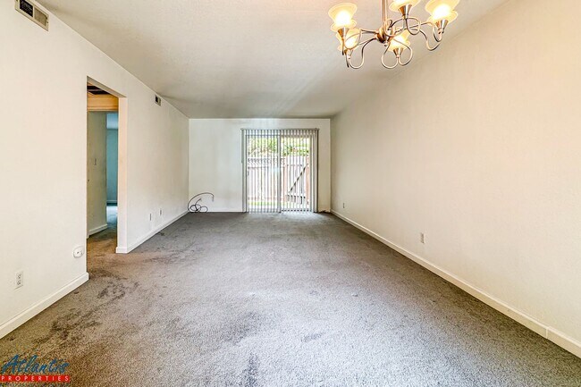 Building Photo - Pebble Creek | Lovely Condo | Prime Location