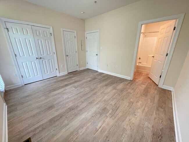 Building Photo - Wonderful location and features for this s...