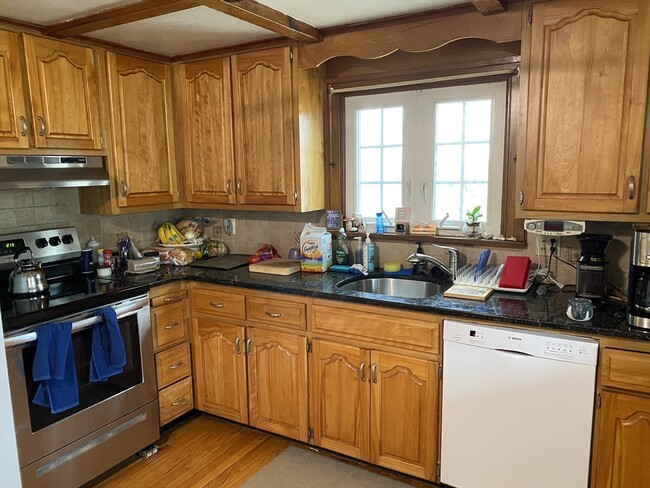 Building Photo - 11 Woodbury St