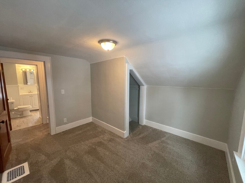 Building Photo - 104 Lynhurst Ave