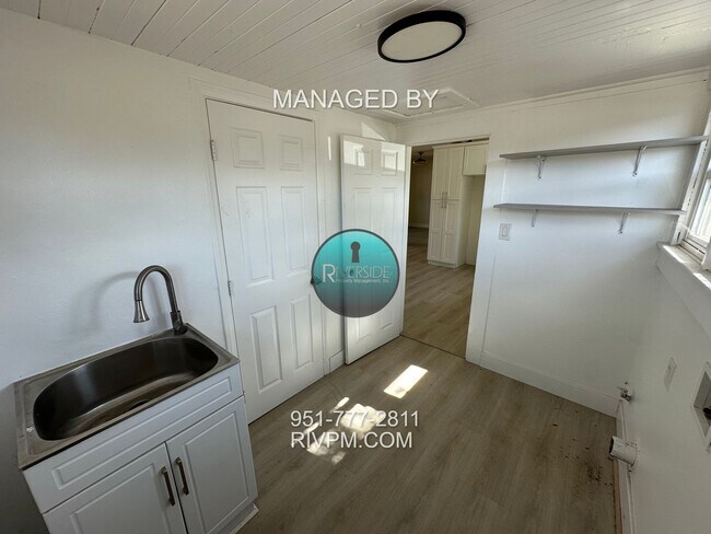 Building Photo - Beautifully Updated 2-Bed, 2-Bath Riverside Home on a Huge Lot!