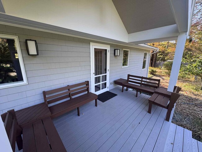 Building Photo - 3BR RANCH BRUNSWICK SEASONAL FURNISHED