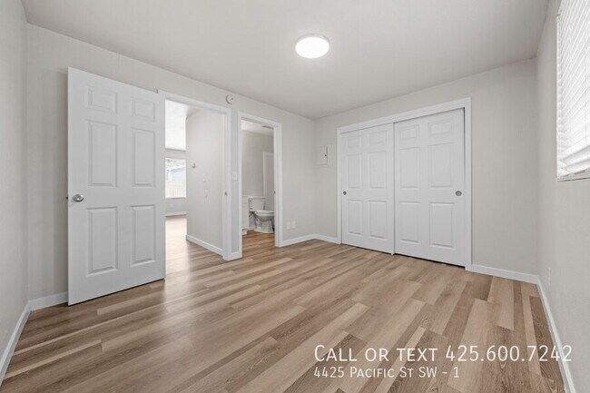 Building Photo - 4425 Pacific St SW