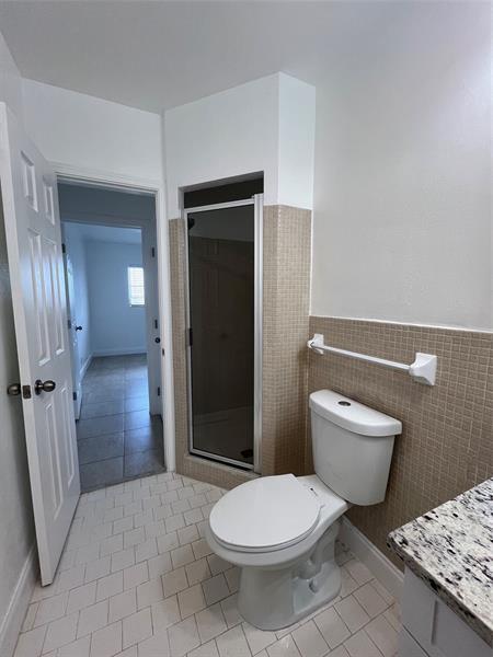 Building Photo - 2550 NE 51st St
