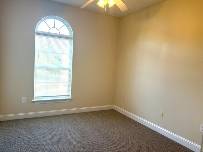 Building Photo - AVAILABLE SOON! 3 BED/2 BATH CONDO IN FOUNTAIN POINTE! FRESHLY PAINTED!