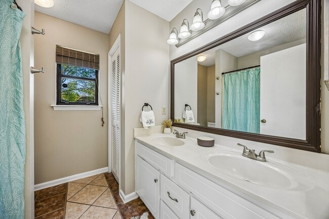 Building Photo - 132 Woodvalley Ct