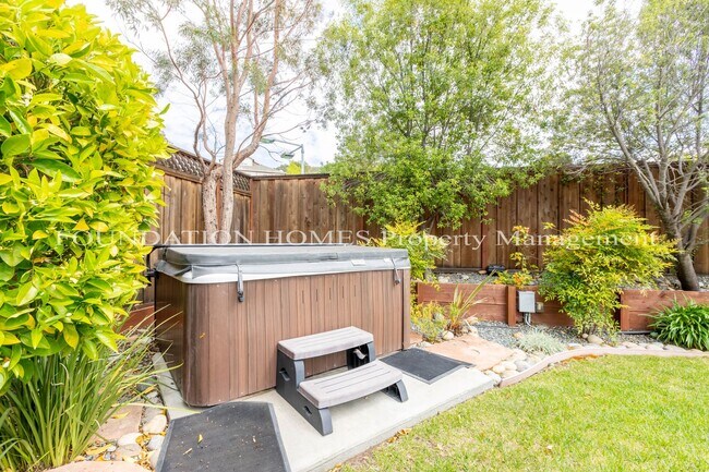 Building Photo - 10 - 22 Month FURNISHED Lease: Bring Indoor/Outdoor Living HOME with this 3bd+/2.5ba plus Pool & ...