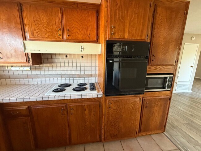 Building Photo - Victorville Green Tree Home- Refurbished 4 Bedrooms, 2 Bathrooms, New Paint,