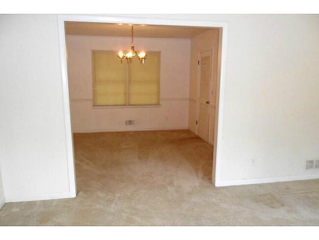 Building Photo - Newly Renovated Stunning House for Rent 4 BR /2.5 BA Hidden Hills Subdivision in Stone Mountain