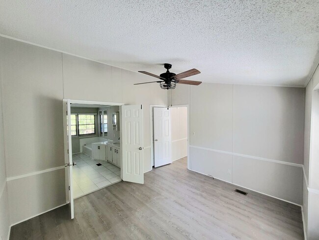 Building Photo - Stunning 3-bedroom, 2-bathroom home locate...