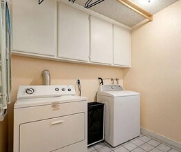 Building Photo - "Charming 1-Bedroom San Fernando Apartment with Modern Granite Touches!"