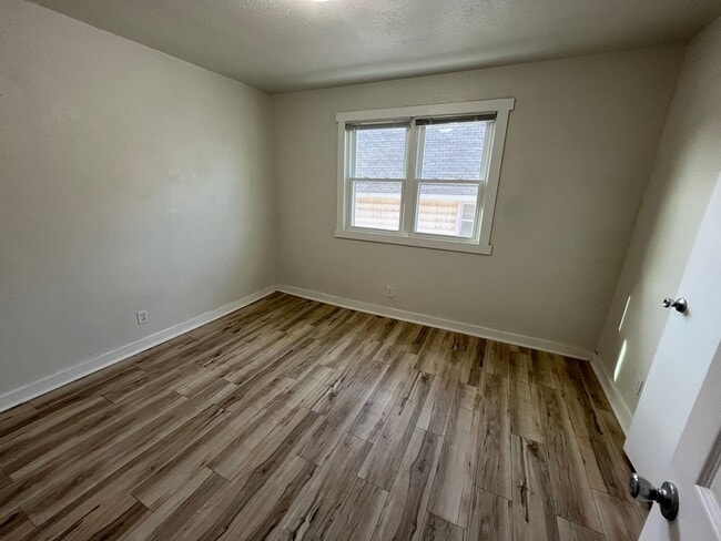 Building Photo - Updated 3bed 2bath