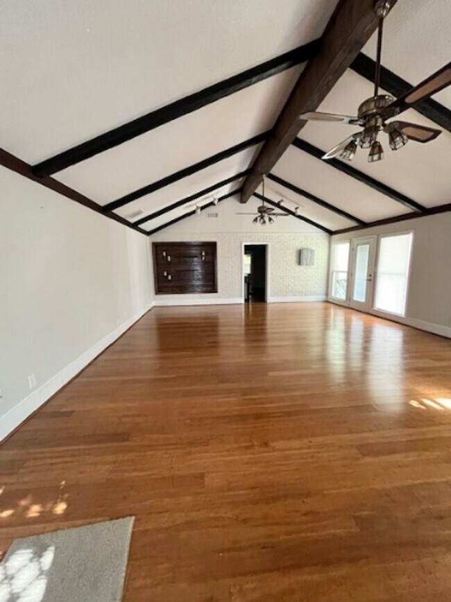 Building Photo - Luxury Ranch Living: Pool, Privacy & Premi...