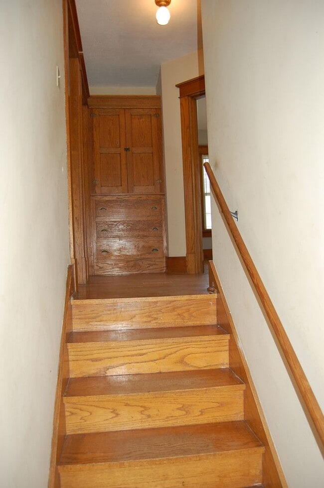 Building Photo - Classic charm in Near South!