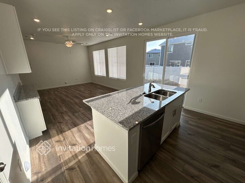 Building Photo - 328 N Broadway Dr