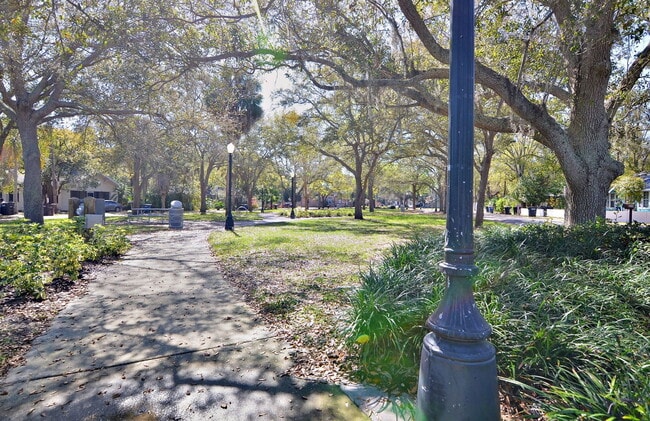 Building Photo - 912 Hart St