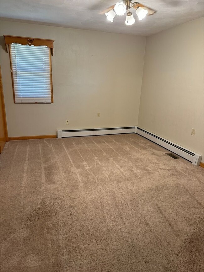 Building Photo - Spacious 3-Bedroom Home with Bonus Rooms i...