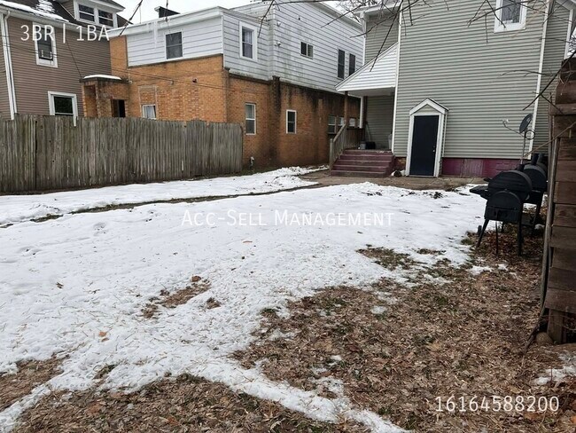 Building Photo - 944 Davis Ave NW