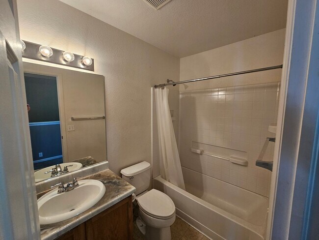 Building Photo - 3 Bed 3 Bath Townhome Minutes from Ft. Carson!!