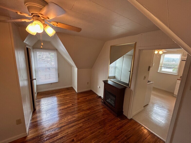 living rm - 3916 Coleman St
