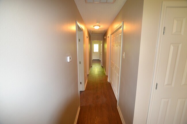 Building Photo - Charming 3 bedroom Duplex Conveniently Loc...