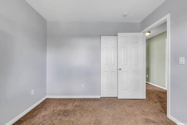 Building Photo - Large 4 Bedroom 3 Bathroom home!