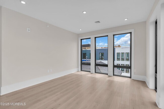 Building Photo - 218 3rd Ave