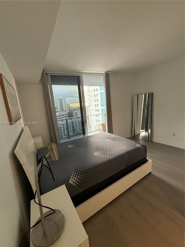 Building Photo - 1010 SW 2nd Ave