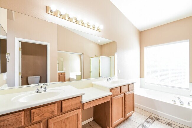 Building Photo - 10047 E Lakeview Ave