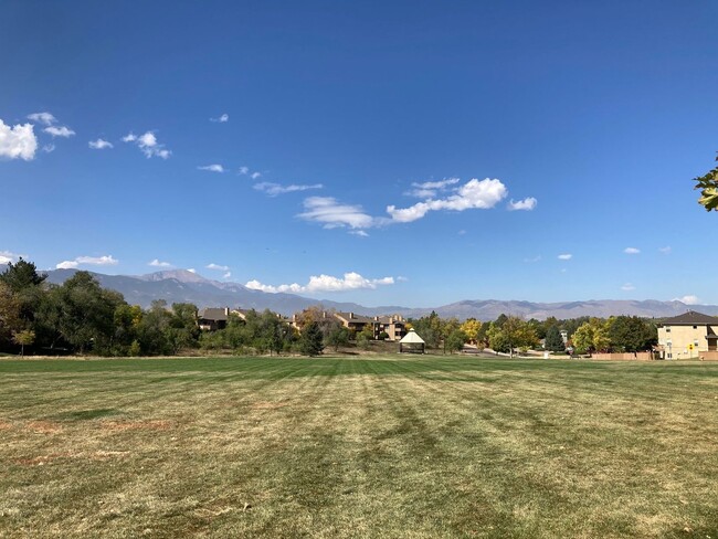 Building Photo - 2 Bed 1 Bath Condo with Mountain Views and...