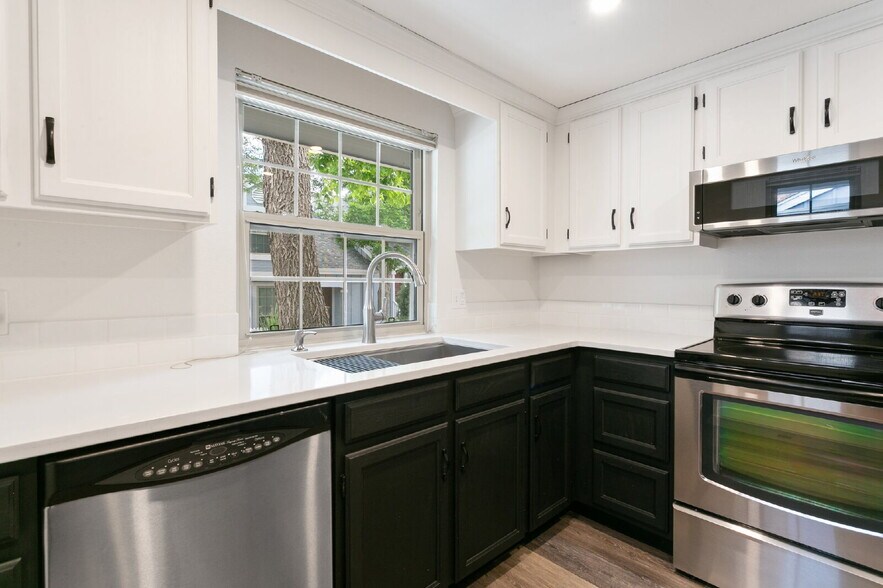 Building Photo - Charming 2BR + Loft Townhome with Stylish ...
