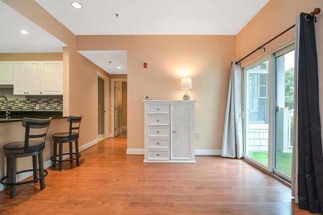 Building Photo - 614 Pond St