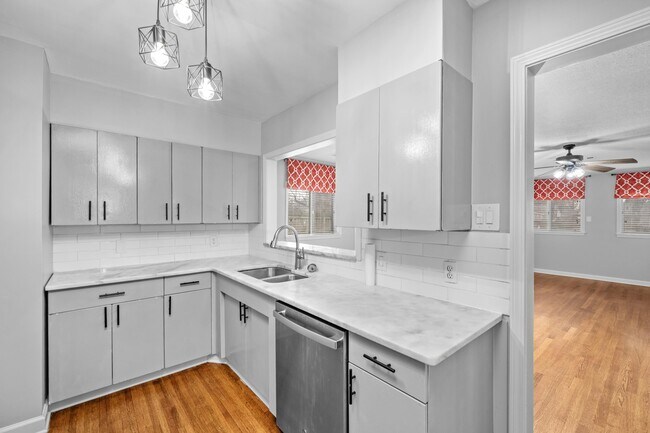 Building Photo - 1453 Colonial Rd