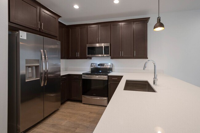 Building Photo - Like Brand New Luxurious Modern 3 Bedroom ...
