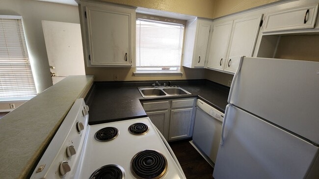 Building Photo - 210 N Vandeveer St