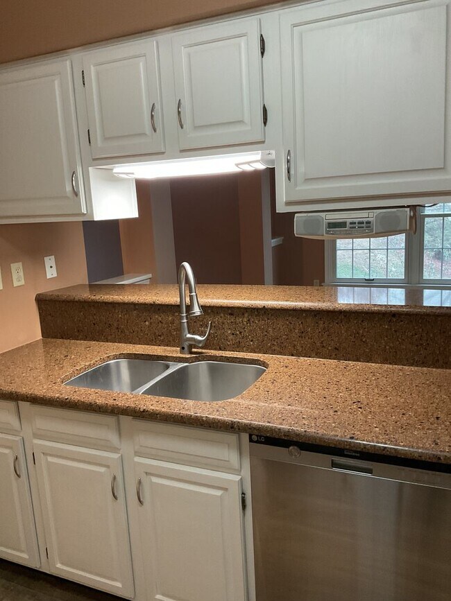 Building Photo - 11 Round Ridge Rd