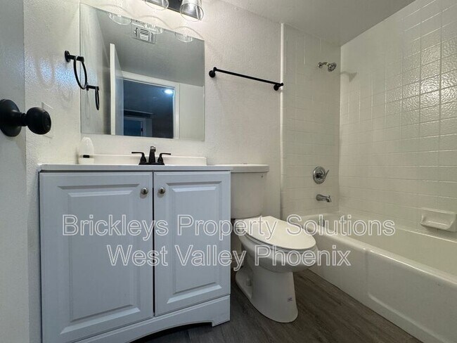 Building Photo - 17 E Ruth Ave