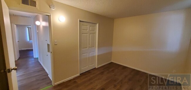 Building Photo - 3 bed, 1.5 bath home available!