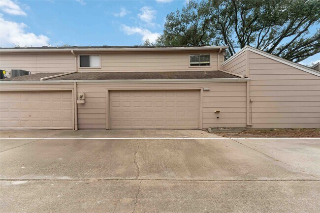 Building Photo - 13911 Hollowgreen Dr