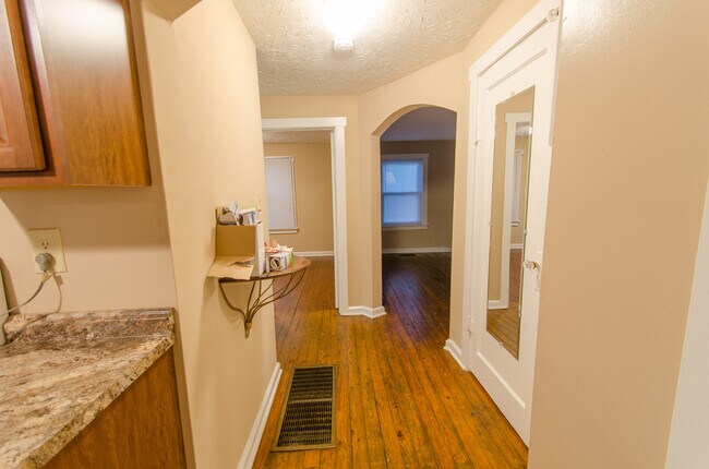 Building Photo - Spacious 3 bedroom, 1 bath Home - Available July 2026!