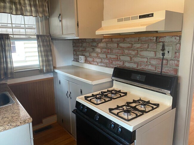 Building Photo - Beautiful 2 Bedroom Semi-Detached Home in Lancaster!