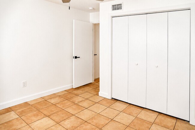 Building Photo - 2744 Briarhurst Dr