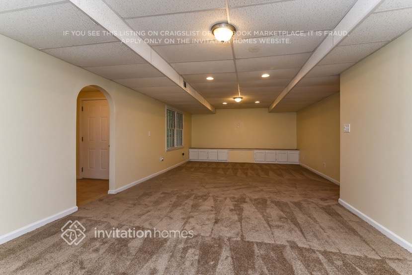 Building Photo - 430 Croftwood Close