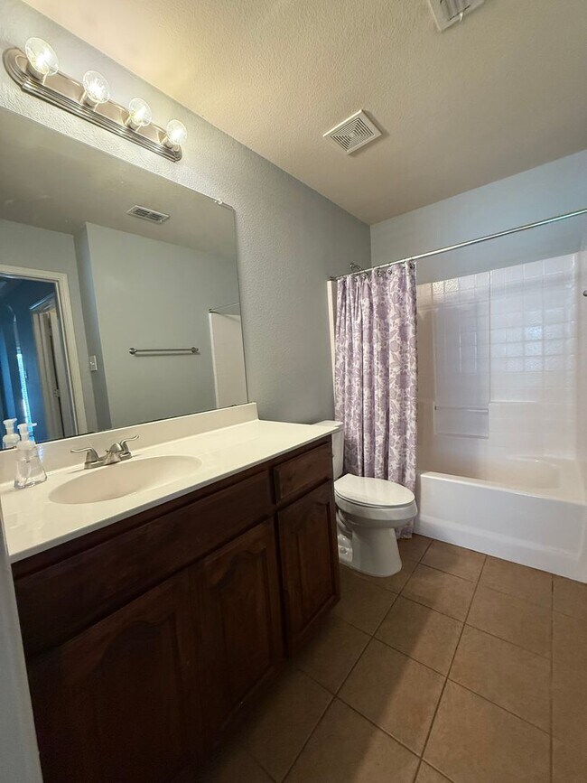 Building Photo - Adorable 4/2/2 located minutes from Weathe...