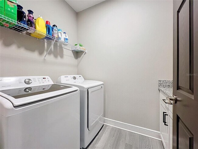 Building Photo - 5559 Trevesta Pl