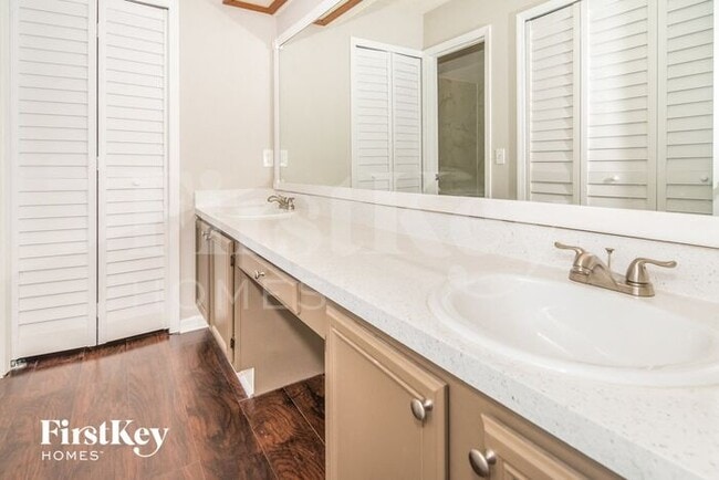 Building Photo - 8450 Sugartree Dr
