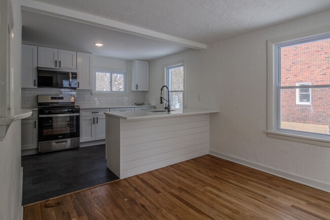 Building Photo - RENOVATED & READY FOR MOVE IN! COZY 2 BEDR...