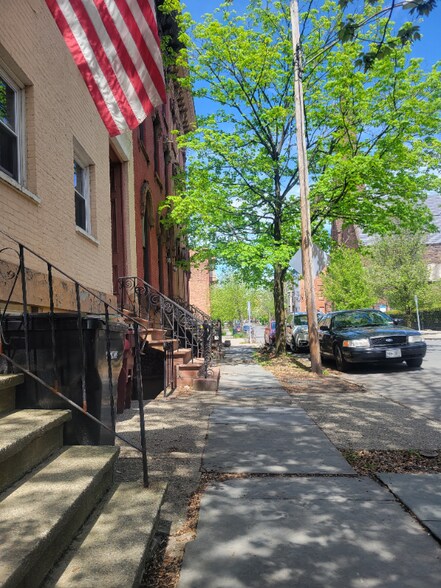 Building Photo - 153 1st St