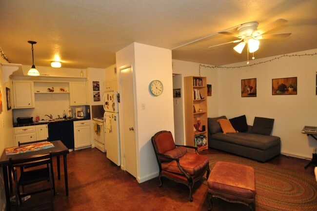 Building Photo - Wonderful 1 bedroom condo located at a wal...